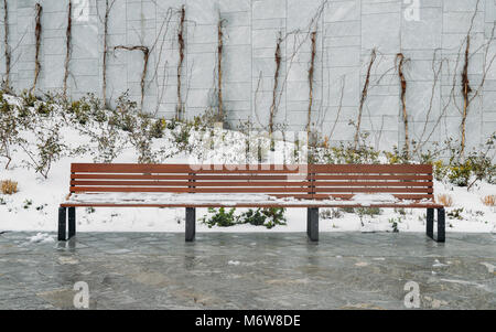 Bank aus Holz im Schnee im Park im Winter. Stockfoto