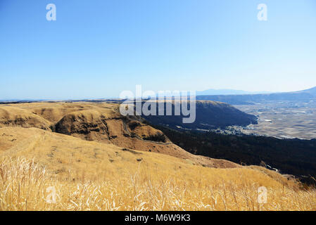 Blick auf die große Aso Krater mit dem vulkanischen Ländereien, Dörfer und den Vulkan Spitzen in der Mitte. Stockfoto