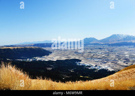 Blick auf die große Aso Krater mit dem vulkanischen Ländereien, Dörfer und den Vulkan Spitzen in der Mitte. Stockfoto