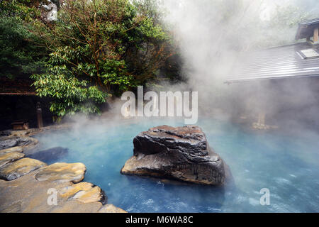 Die schöne yamabiko Rotenburo in Kurokawa Onsen, Japan. Stockfoto