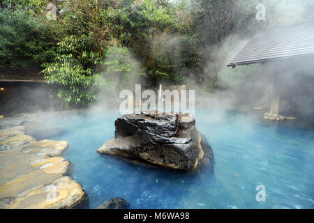 Die schöne yamabiko Rotenburo in Kurokawa Onsen, Japan. Stockfoto