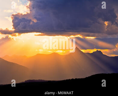 Sun durch Sturmwolken über Pilot peak in Wyoming Shoshone National Forest in der Nähe von Cooke City, Montana Stockfoto