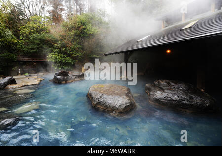 Die schöne yamabiko Rotenburo in Kurokawa Onsen, Japan. Stockfoto