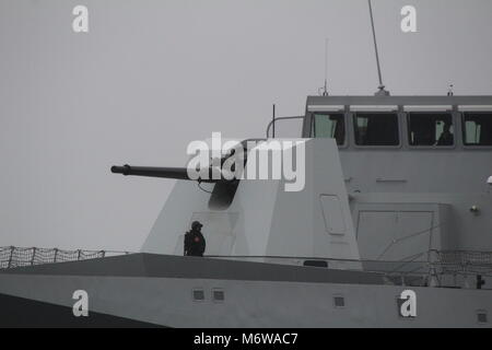 Eine Oto Melara 127/64 Lightweight (LW) Naval gun, die in seinem Luigi Rizzo (F 565), eine Bergamini-Klasse Fregatte von der Italienischen Marine betrieben. Stockfoto