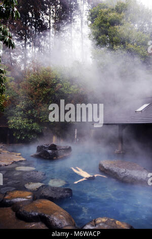 Die schöne yamabiko Rotenburo in Kurokawa Onsen, Japan. Stockfoto