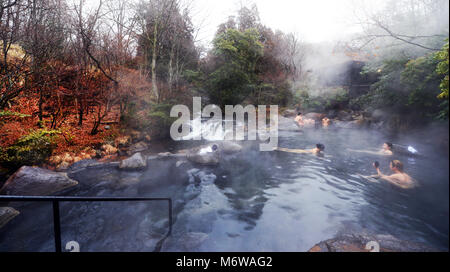 Das Riverside Yamamizuki Rotenburo (Outdoor Thermalbad) in Kurokawa Onsen in Kyushu, Japan. Stockfoto