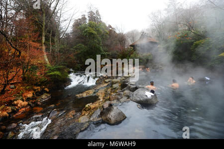 Das Riverside Yamamizuki Rotenburo (Outdoor Thermalbad) in Kurokawa Onsen in Kyushu, Japan. Stockfoto