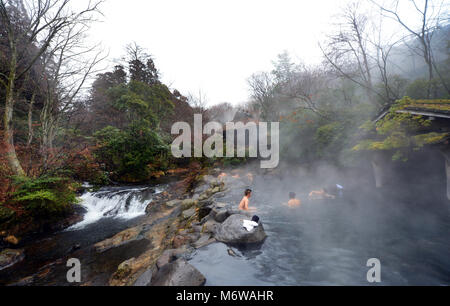 Das Riverside Yamamizuki Rotenburo (Outdoor Thermalbad) in Kurokawa Onsen in Kyushu, Japan. Stockfoto