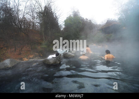 Das Riverside Yamamizuki Rotenburo (Outdoor Thermalbad) in Kurokawa Onsen in Kyushu, Japan. Stockfoto