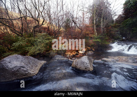 Das Riverside Yamamizuki Rotenburo (Outdoor Thermalbad) in Kurokawa Onsen in Kyushu, Japan. Stockfoto