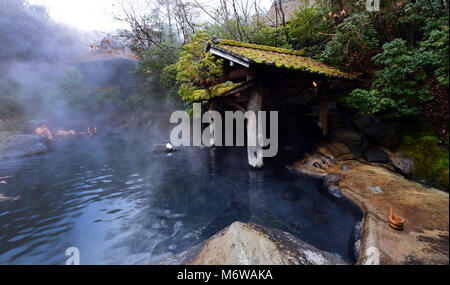 Das Riverside Yamamizuki Rotenburo (Outdoor Thermalbad) in Kurokawa Onsen in Kyushu, Japan. Stockfoto