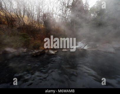 Das Riverside Yamamizuki Rotenburo (Outdoor Thermalbad) in Kurokawa Onsen in Kyushu, Japan. Stockfoto