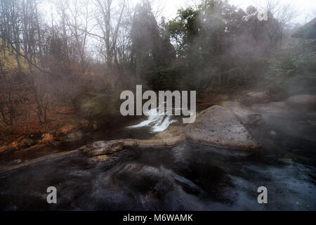 Das Riverside Yamamizuki Rotenburo (Outdoor Thermalbad) in Kurokawa Onsen in Kyushu, Japan. Stockfoto