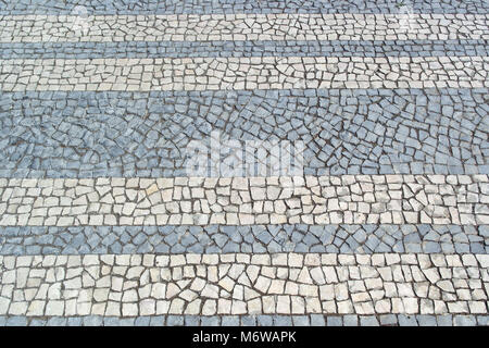 Detail des typischen portugiesischen Straßenpflasters, der calçada portuguesa Stockfoto