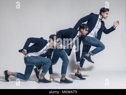 Mann mit Stil, trägt Casual oder Anzug und Krawatte (Kostüm für Hochzeit) mit Handschellen Stockfoto