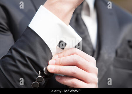 Mann mit Stil, trägt Casual oder Anzug und Krawatte (Kostüm für Hochzeit) mit Handschellen Stockfoto