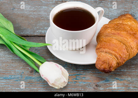 Frische weiße Tulpen und Tasse Kaffee mit Croissant über Holz- Hintergrund mit kopieren. Stockfoto