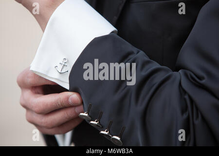 Mann mit Stil, trägt Casual oder Anzug und Krawatte (Kostüm für Hochzeit) mit Handschellen Stockfoto