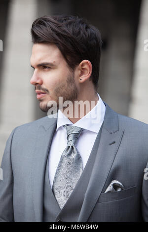 Mann mit Stil, trägt Casual oder Anzug und Krawatte (Kostüm für Hochzeit) mit Handschellen Stockfoto