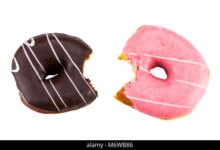Gebissen Erdbeere Donut mit bunten Streuseln und Schokolade Donut auf weißem Hintergrund. Ansicht von oben. Stockfoto