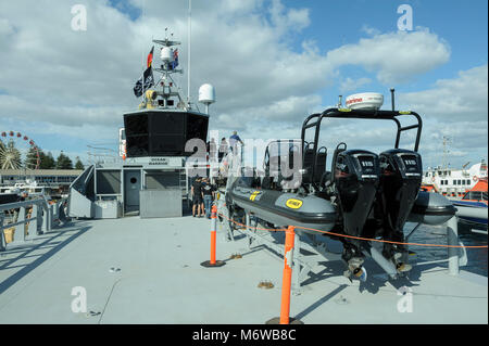 Deck und Brücke von benutzerdefinierten der Sea Shepherd gebaut, high speed Patrol Schiff, der "Ocean Warrior", mit aufblasbaren 'Humber' Boot auf die Deck Stockfoto