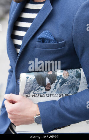 Mann mit Stil, trägt Casual oder Anzug und Krawatte (Kostüm für Hochzeit) mit Handschellen Stockfoto