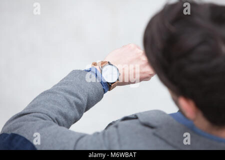 Mann mit Stil, trägt Casual oder Anzug und Krawatte (Kostüm für Hochzeit) mit Handschellen Stockfoto