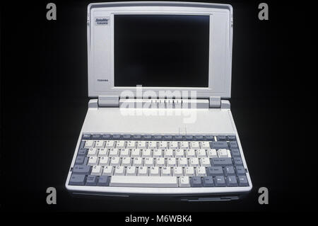 1994 historische TOSHIBA T1910CS SATELLITE LAPTOP NOTEBOOK COMPUTER (© TOSHIBA CORP 1994) Stockfoto