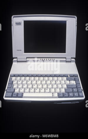 1994 historische TOSHIBA T1910CS SATELLITE LAPTOP NOTEBOOK COMPUTER (© TOSHIBA CORP 1994) Stockfoto