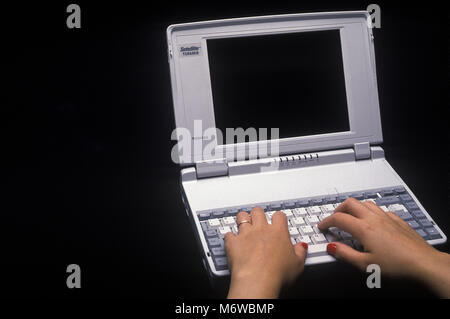 1994 DAS HISTORISCHE FRAU HÄNDE Eingabe über mechanische Tastatur der TOSHIBA T1910CS SATELLITE LAPTOP NOTEBOOK COMPUTER (© TOSHIBA CORP 1994) Stockfoto