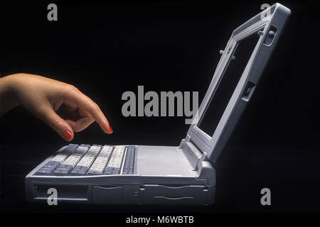 1994 historische WOMANS HAND über mechanische Tastatur der TOSHIBA T1910CS SATELLITE LAPTOP NOTEBOOK COMPUTER (© TOSHIBA CORP 1994) Stockfoto