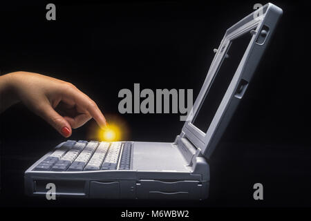 1994 historische WOMANS HAND über mechanische Tastatur der TOSHIBA T1910CS SATELLITE LAPTOP NOTEBOOK COMPUTER (© TOSHIBA CORP 1994) Stockfoto