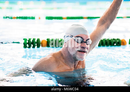 Älterer Mann in ein Hallenbad. Stockfoto