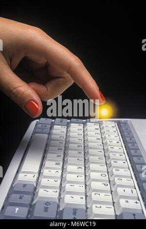 1994 historische WOMANS HAND über mechanische Tastatur der TOSHIBA T1910CS SATELLITE LAPTOP NOTEBOOK COMPUTER (© TOSHIBA CORP 1994) Stockfoto