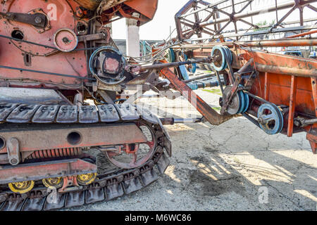 Alten rostigen zerlegt Mähdrescher. Erntemaschinen Landmaschinen Mähdrescher Stockfoto