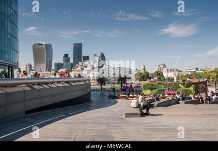 London Riviera pop up Restaurant an der Southbank an Mehr Londoner Riverside, mit modernen Stadt Architektur Skyline im Hintergrund, London, UK Stockfoto