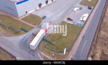 Luftaufnahme von Lkw in Logistikzentrum vor der Industrie Gebäude. Antenne Stockfoto