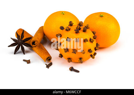 Reifen Mandarinen mit Zimt und Nelken isoliert auf Weiss. Stockfoto