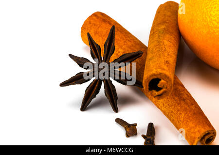 Reifen Mandarinen mit Zimt und Nelken isoliert auf Weiss. Stockfoto