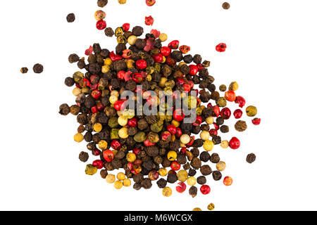 Schwarze, rote und weiße Pfefferkörner auf weißem Hintergrund. Haufen von Spice. Mischung der unterschiedlichen Paprika. Stockfoto