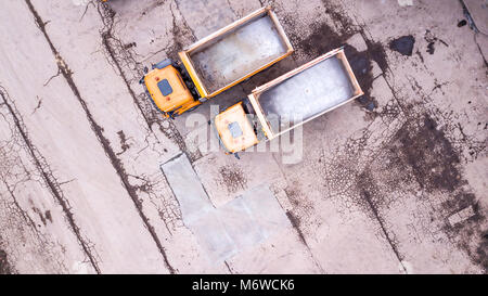Luftaufnahme von zwei orange Nutzfahrzeuge. Vor dem Lager. Stockfoto
