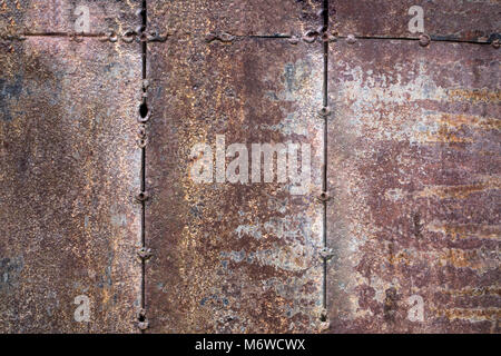 Abgenutzte Dunkelbraun rostiges Metall Textur Hintergrund. das Konzept der drei Spalten. Abstraktion. Stockfoto