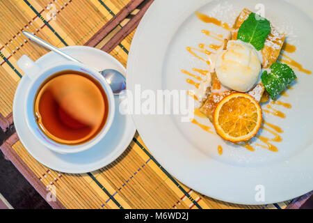 Apfelstrudel mit Vanilleeis Stockfoto