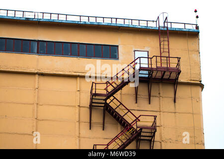 Eine Feuerleiter an der alten Gebäude. Stockfoto