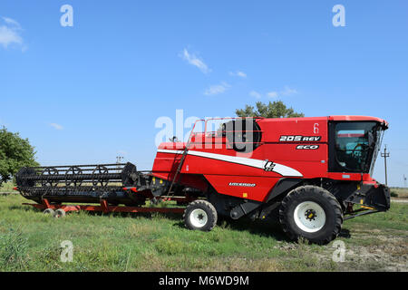 Russland, Poltavskaya Dorf - 6. September 2015: Erntemaschinen Landmaschinen Mähdrescher Stockfoto