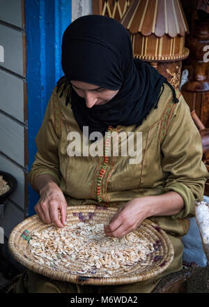 Essaouria, Marokko - September 2017: Lady hand Sortieren durch Argan Muttern in Öl für Lebensmittel oder kosmetischen Gebrauch gemacht werden Stockfoto