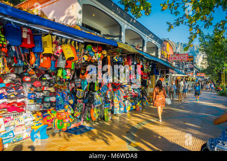 AO NANG, THAILAND - 19. MÄRZ 2018: Im freien Blick auf den lokalen Geschäften am Ao Nang Beach, eine der berühmten Ort für Shopping Stockfoto