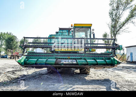 Russland, Poltavskaya Dorf - 6. September 2015: Erntemaschinen Landmaschinen Mähdrescher Stockfoto