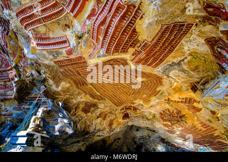 Felszeichnungen an der Decke bei Kaw-goon Höhle, auch als Kawgun Cave Tempel oder Höhle der Zehn Tausend Buddhas bekannt Stockfoto