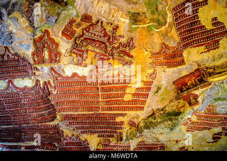 Felszeichnungen an der Decke bei Kaw-goon Höhle, auch als Kawgun Cave Tempel oder Höhle der Zehn Tausend Buddhas bekannt Stockfoto